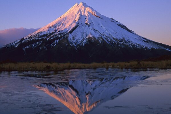 Paisaje de montaña. volcán en reflexión en el agua