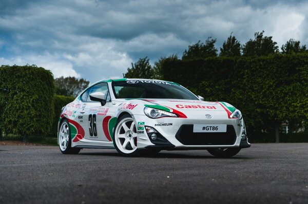 Гоночный автомобиль Toyota с рекламой Castrol