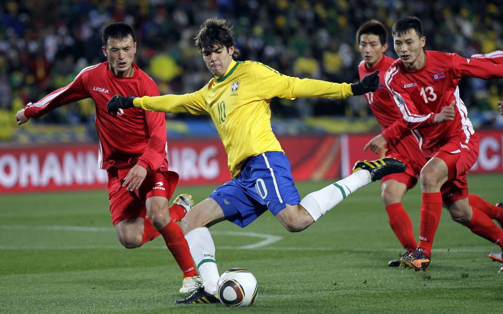 actores fútbol competición partido fútbol estadio pelota atleta liga juegos futbolista copa meta hombre acción portero piernas aficionado al deporte adulto mundial brasil brasil deporte