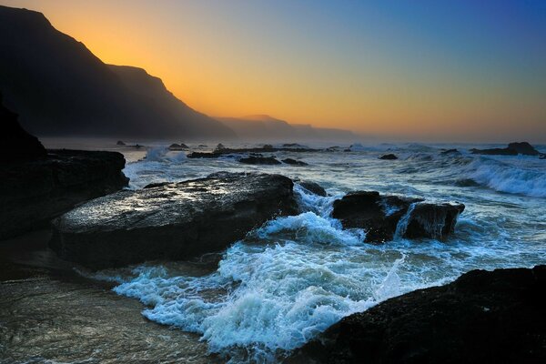 Amanhecer e anoitecer no mar entre as montanhas