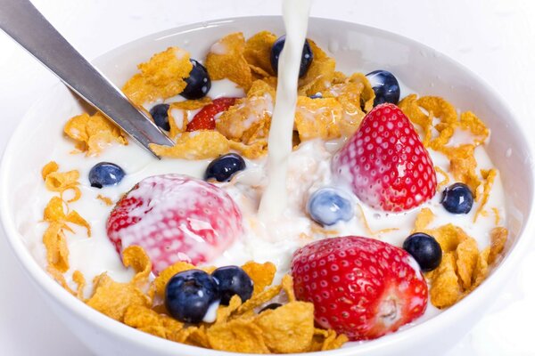 Fresa alimentos bayas leche fondo blanco cereales Desayuno