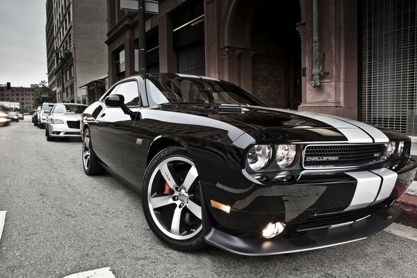 Dodge nero elegante in città