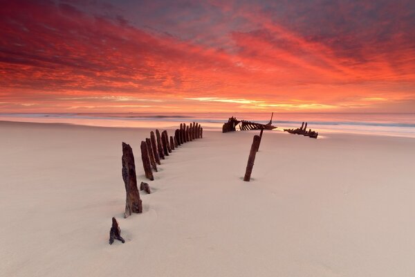 Les restes d une ancienne Régate nautique, le squelette d un bateau recouvert de sable blanc