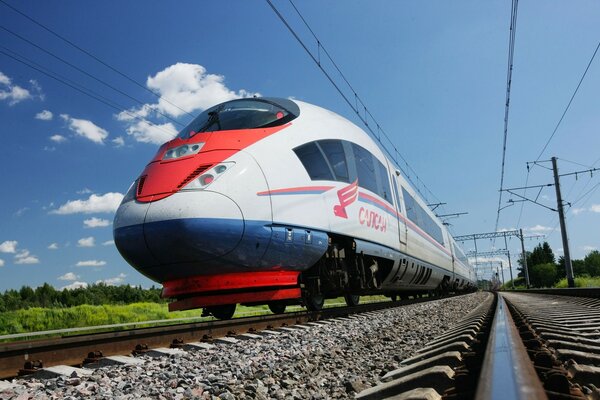 Nouveau train sur fond de ciel bleu