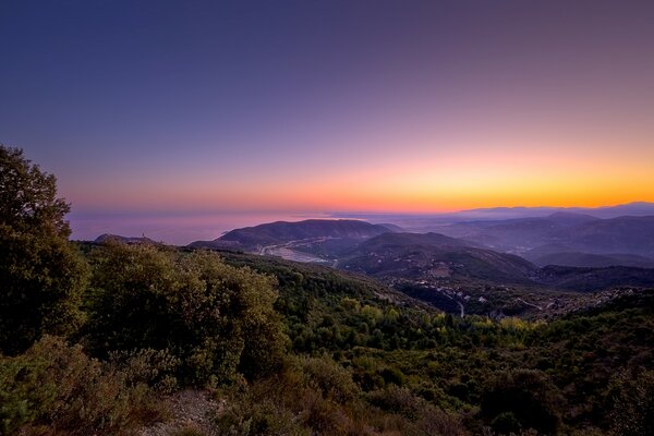 Magnifique coucher de soleil enchanteur dans les montagnes