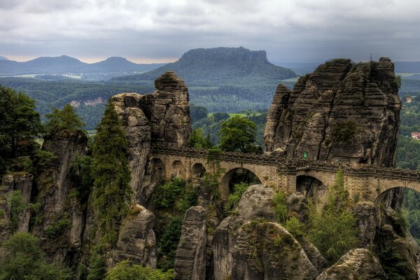 Paisagem na Alemanha: ruínas antigas nas montanhas