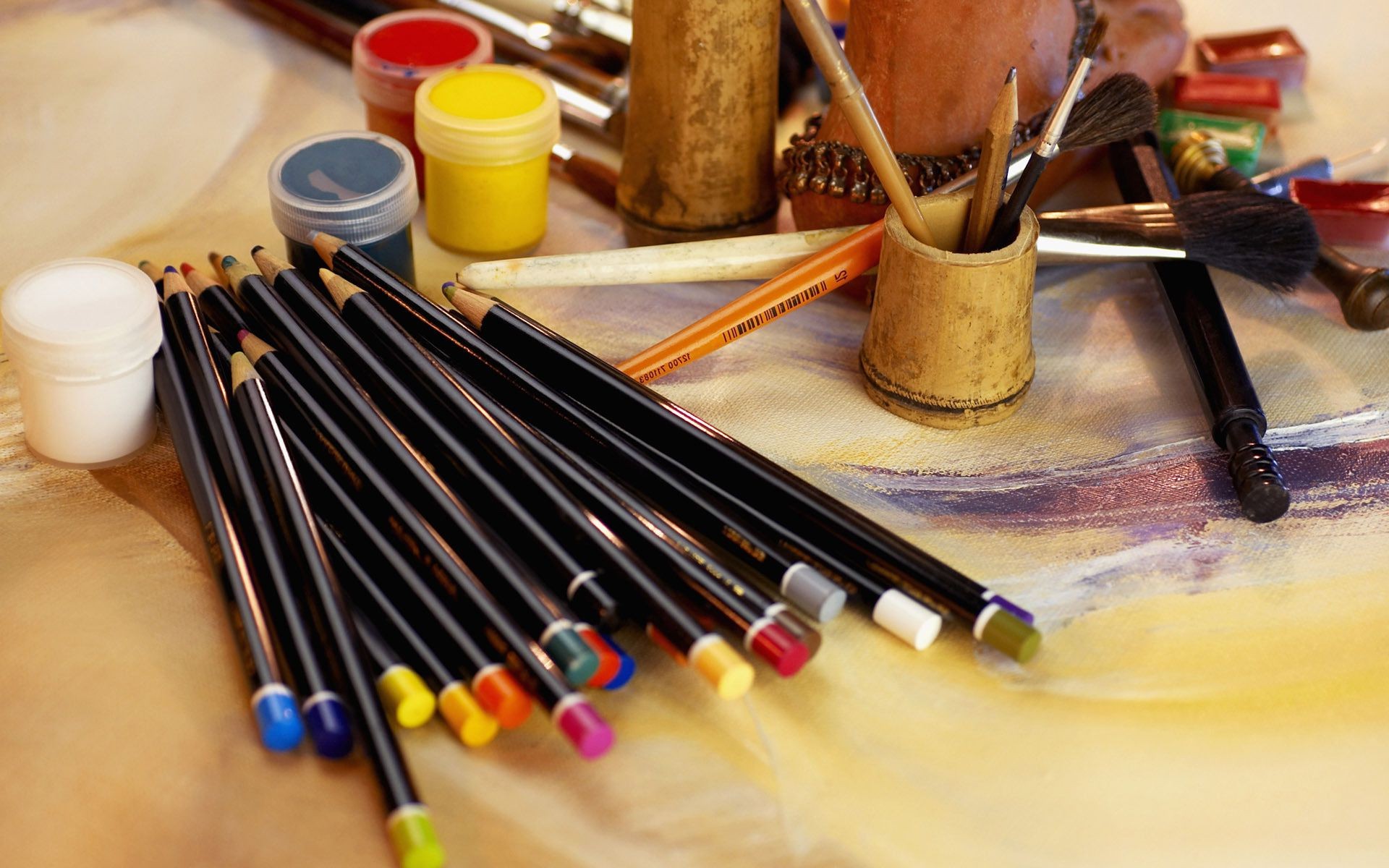 helle farben holz kunst und handwerk pinsel kreativität pinsel stillleben traditionelle bleistift drinnen ansicht palette bildung