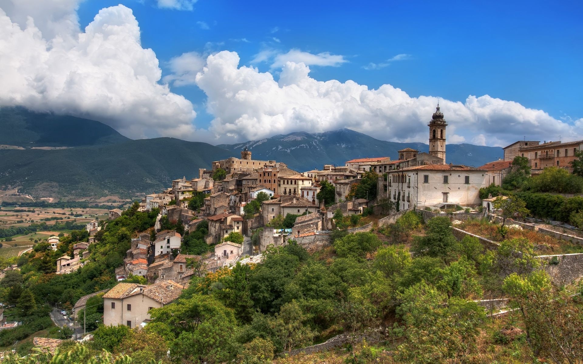 italien architektur reisen haus stadt haus kirche stadt hügel alt himmel landschaft gotik antike im freien schloss sommer kloster dach foto bild natur