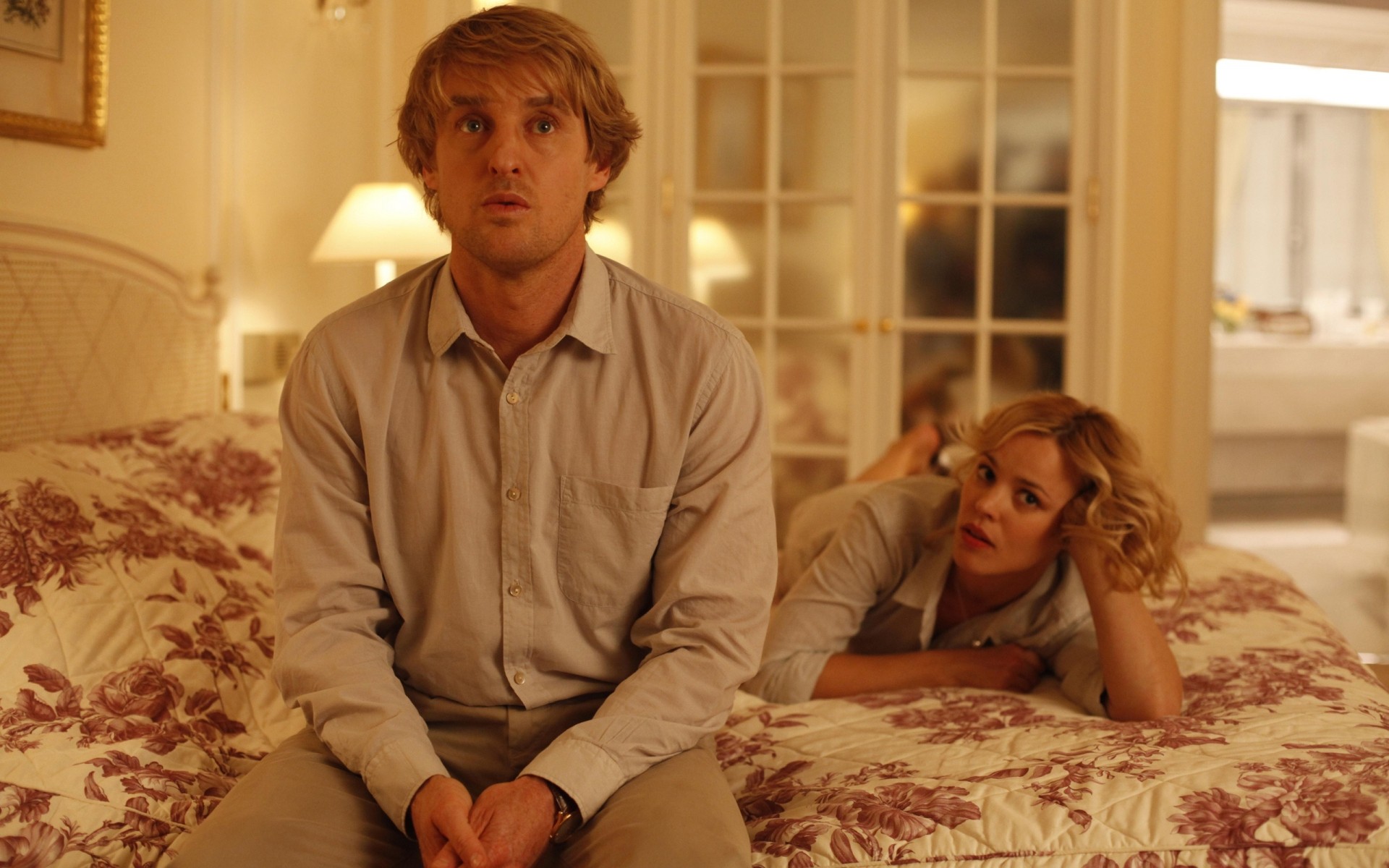 películas muebles interior habitación hombre adulto mujer familia reclinado relajación expresión facial cama sentarse dos dormitorio descanso sofá placeres desgaste owen wilson rachel mcadams película escena cartel