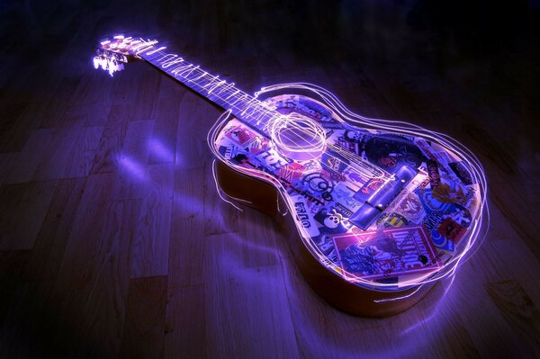 La guitarra con luces descansa en el Suelo