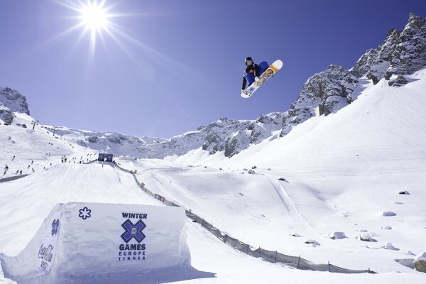 Cold sports . Snowboarding in the mountains