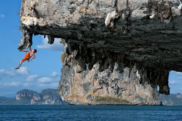 Stunt passionnant d un jeune homme sur une falaise rocheuse