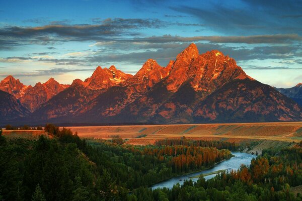 Amanhecer em belas montanhas