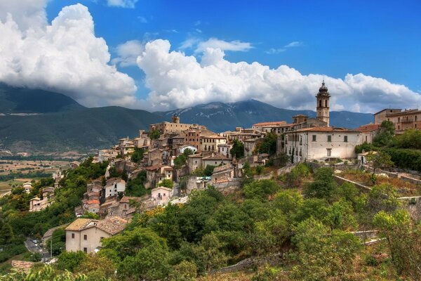 Foto einer Stadt in Italien mit alten Häusern