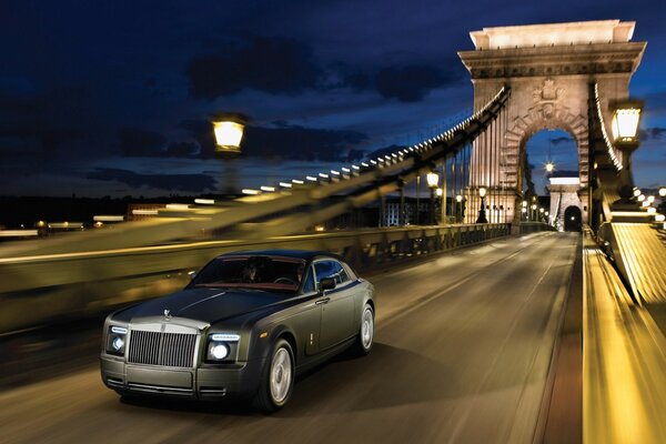 Mit einem Rolls royce über die Brücke fahren