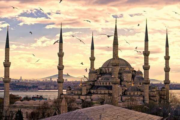 Türkische Struktur vor dem Hintergrund der Wolken