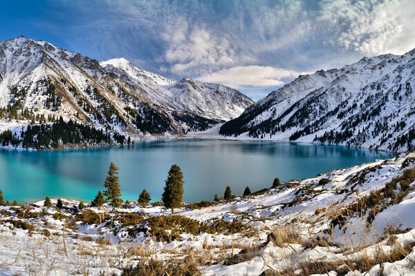 Lac dans les montagnes après les chutes de neige