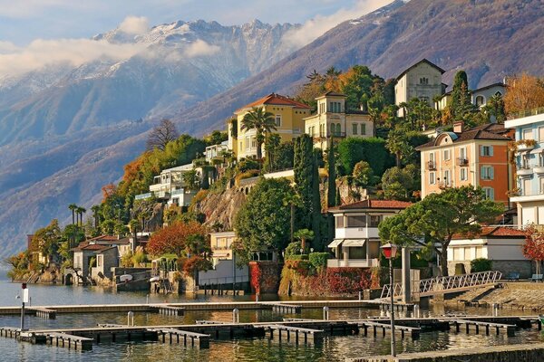 Città vicino all acqua su un pendio di montagna