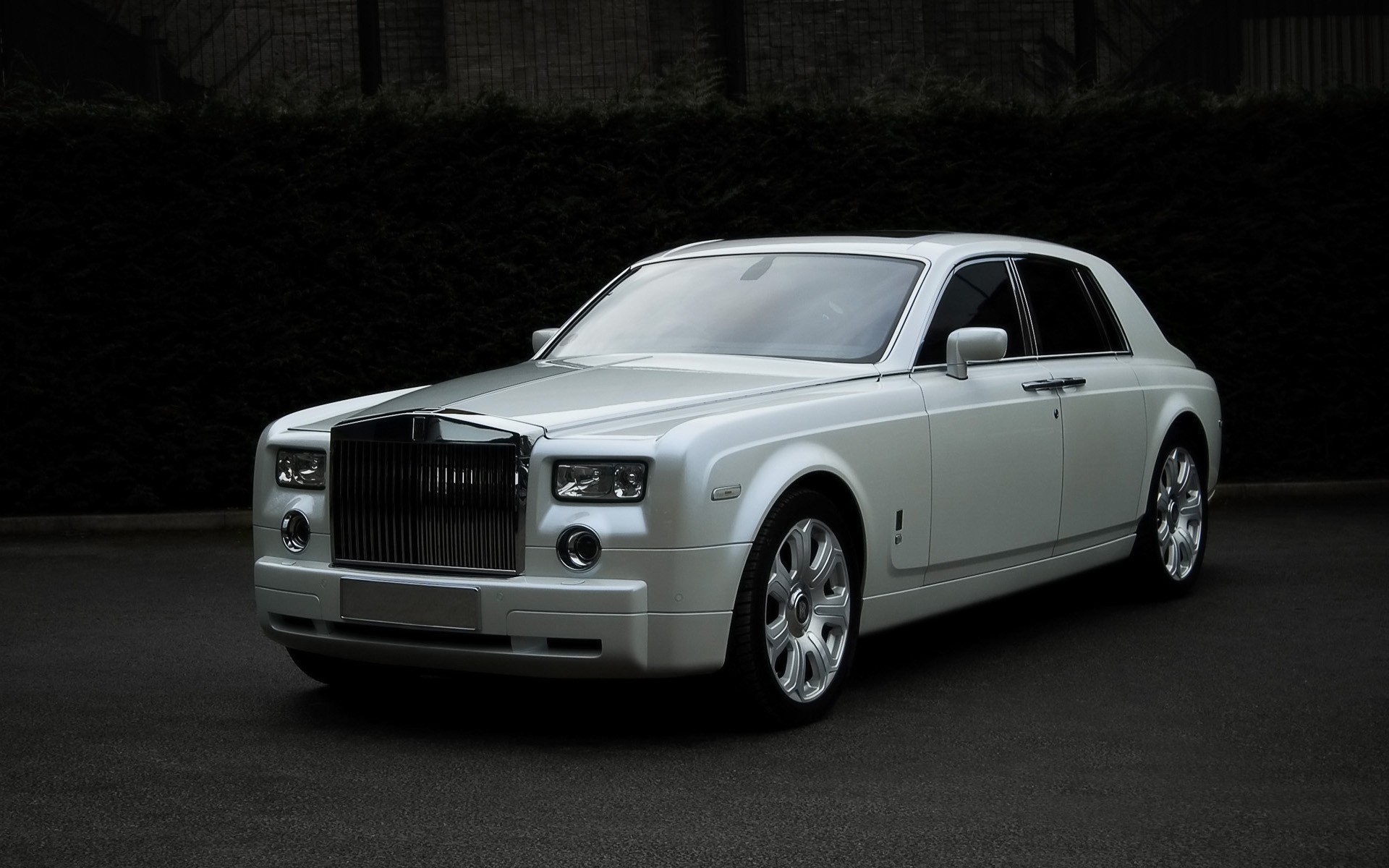 Белый роллс. Роллс Ройс 2009. Rolls Royce Phantom. Роллс Ройс Phantom белый. Роллс Ройс Фантом 2009 белый.