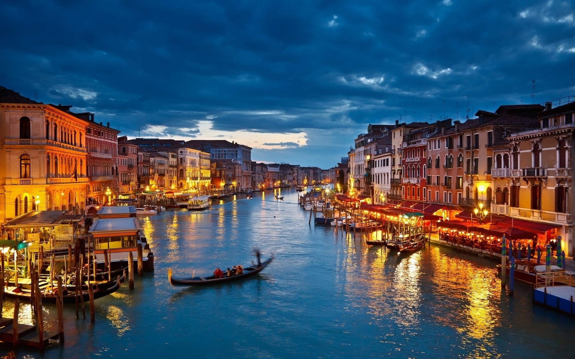 italien kanal wasser reisen stadt im freien tourismus architektur reflexion venezianer dämmerung stadt gondeln boot abend haus haus fluss landschaftlich uferpromenade licht foto