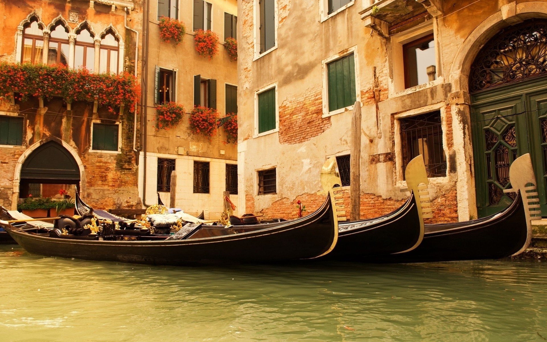 italia gondola veneziano canale viaggi gondoliere barca acqua vacanza turismo tradizionale architettura città casa passare vecchio grande laguna sistema di trasporto turista vintage foto