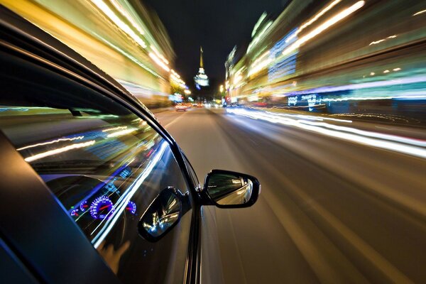 Nous roulons rapidement dans la ville de nuit