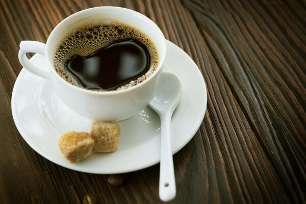 Caffè profumato in una tazza bianca