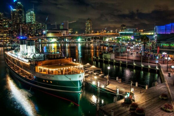 Ein Abendhafen in Australien innerhalb der Stadtgrenzen