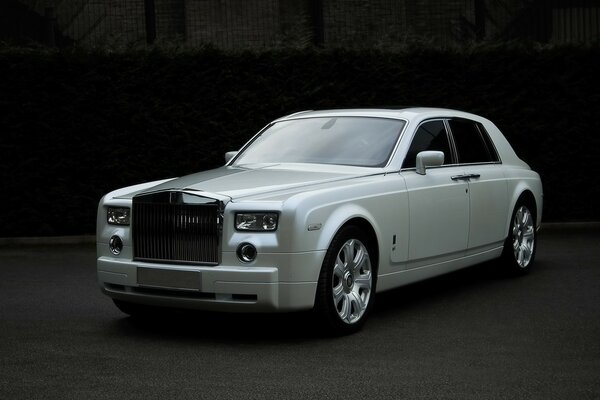 Niente dovrebbe distogliere lo sguardo dalla rolls royce