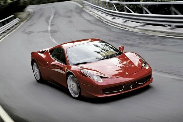 Автомобиль Ferrari красного цвета, мчащийся по мосту