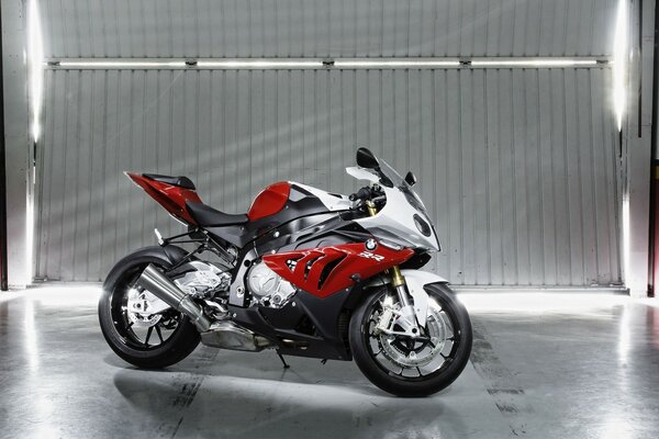 Moto dans le hangar rouge sport