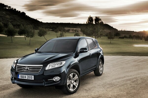 El coche de Toyota en el fondo del paisaje