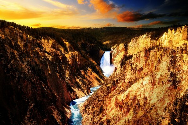 瀑布和岩石的自然景观