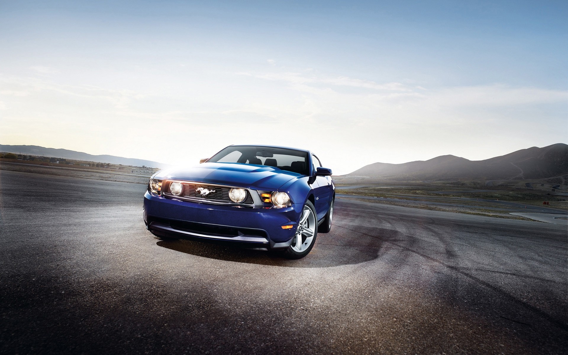 ford voiture asphalte noir voiture dépêchez-vous chaussée route midi voyage système de transport action flou capot rapide lecteur voiture de muscle mustang ford mustang mustang gt