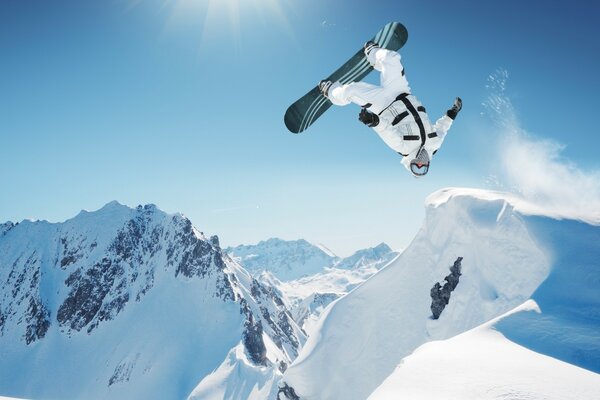 Extremer Salto eines Snowboarders auf einem schneebedeckten Hang