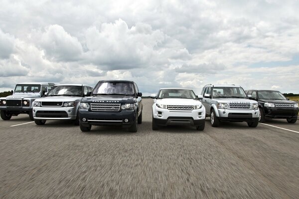 Range Rovers alinhados para viagens