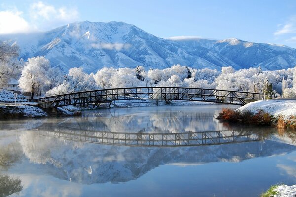 Wintersee Landschaft im Schnee