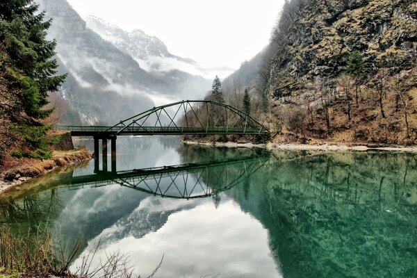 Paisaje de la naturaleza con un puente en las montañas