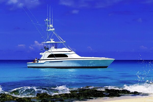 A white yacht pulls up to the seashore