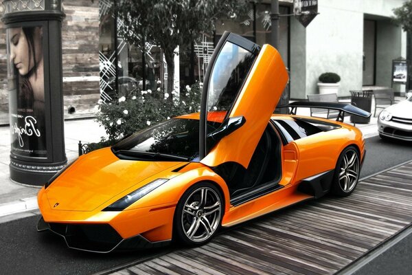 Lamborghini naranja calle gris puerta arriba