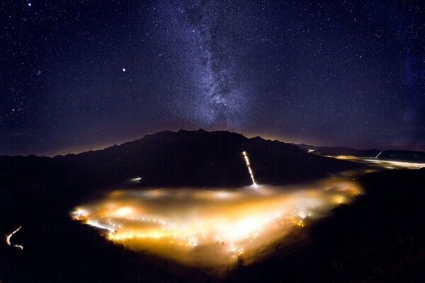 Vulkanausbruch in dunkler Nacht