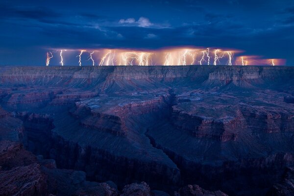 Ein Gewitter irgendwo um die Berge