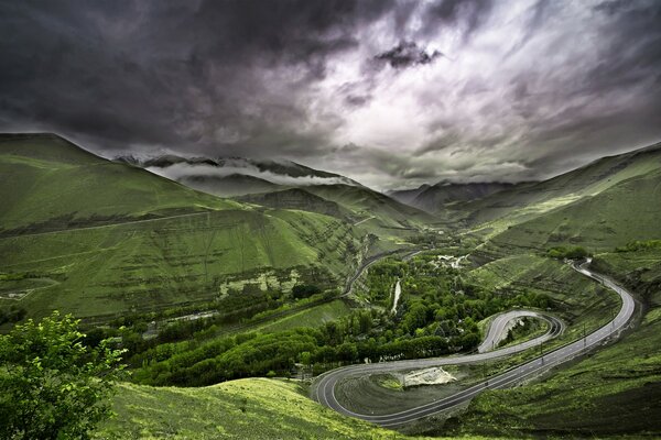 Estrada paisagem antes de uma tempestade