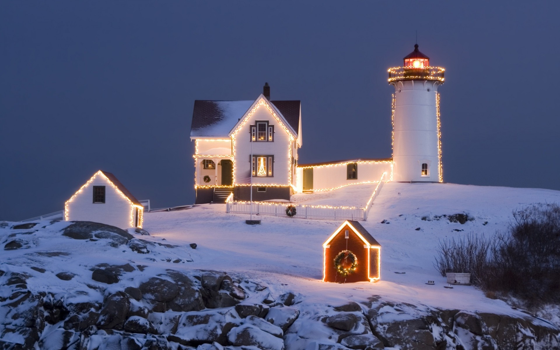 navidad nieve invierno arquitectura al aire libre viajes cielo hogar luz del día luz hogar paisaje noche faro iglesia religión crepúsculo