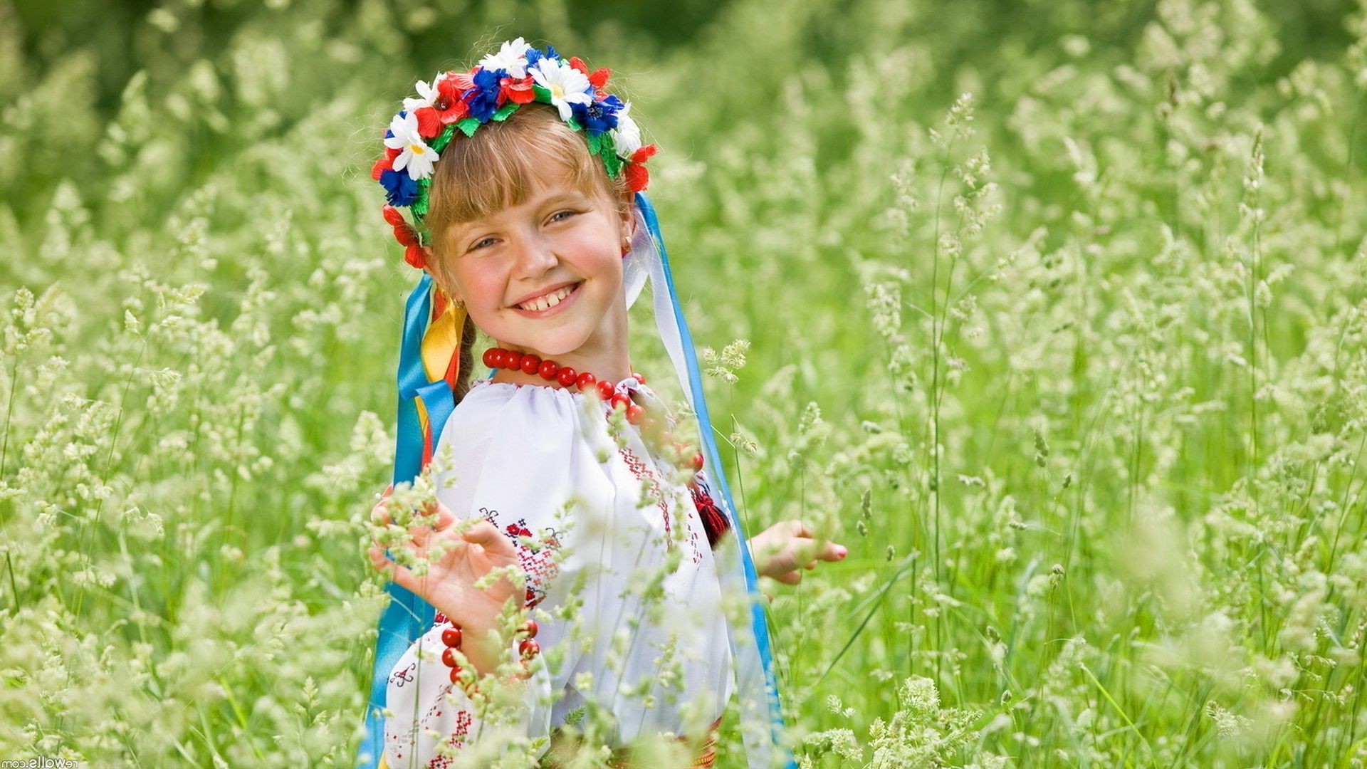 enfants dans la nature herbe été nature enfant foin champ à l extérieur plaisir fleur peu joie bonheur parc mignon