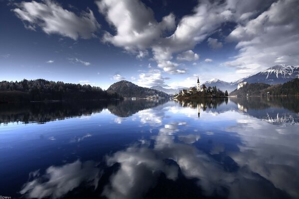 Hermoso lago de invierno con amanecer