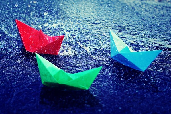 Barcos de origami de colores en el agua