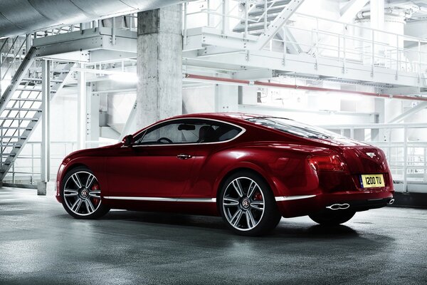 Bentley rojo brillante y brillante