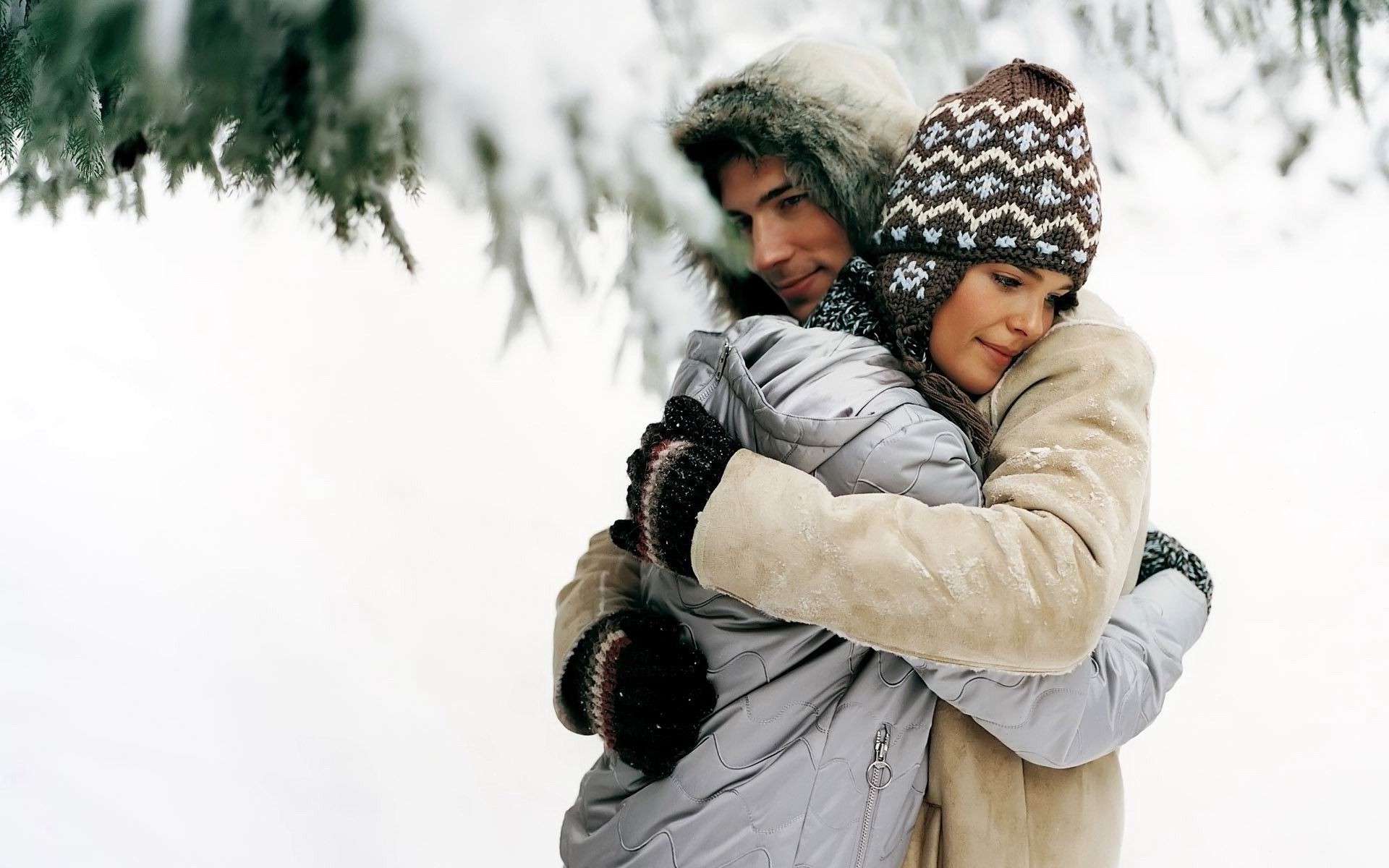 parejas invierno nieve frío bebé al aire libre diversión guantes bufanda cubierta desgaste escarcha navidad naturaleza vacaciones