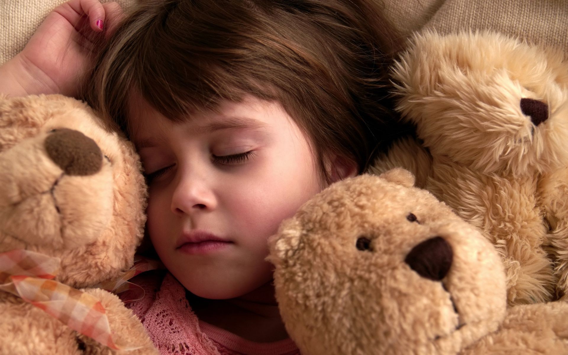 bebé durmiendo peluche lindo bebé juguete felpa pequeño pelaje abajo solo mamífero familia abrazo bebé placer amor sueño